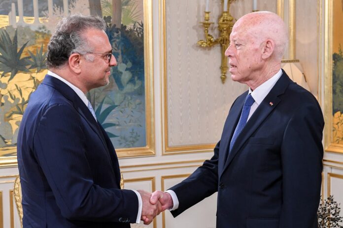 presidente-da-tunisia-mostra-fotos-de-criancas-famintas-em-gaza-a-assessor-de-trump