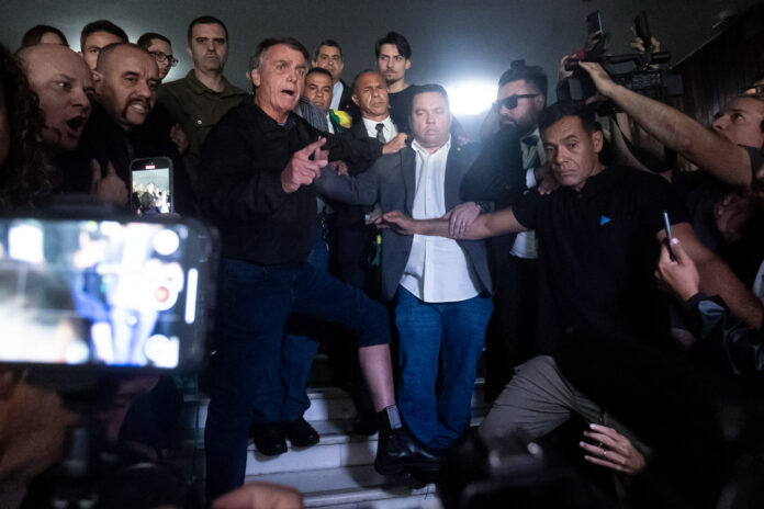 moraes-afirma-que-bolsonaro-pode-dar-entrevistas,-mas-sem-redes