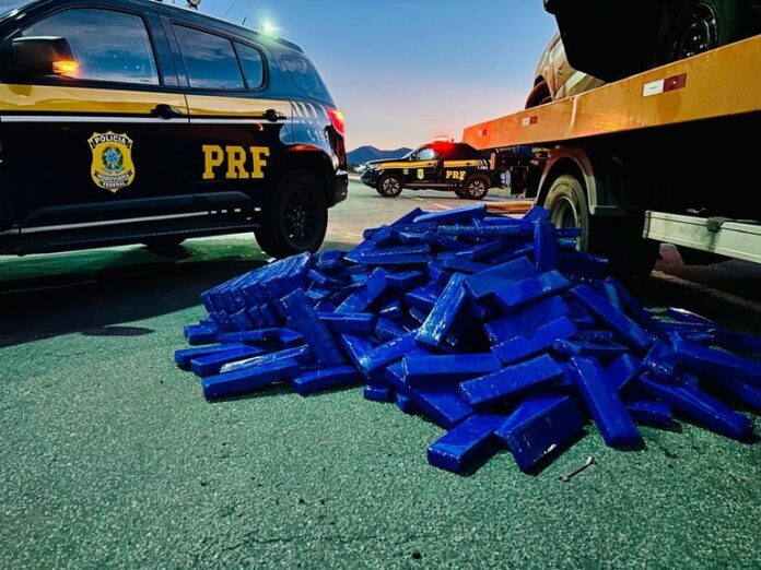 prf-apreende-400-kg-de-maconha-em-carro-roubado-que-passava-por-jequie;-ocupantes-fugiram