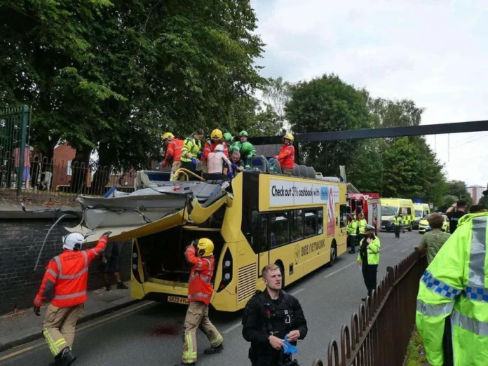 video:-teto-de-onibus-de-dois-andares-e-arrancado-ao-colidir-com-ponte