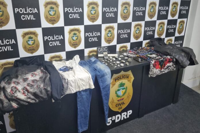 trio-e-detido-por-usar-machadinha-para-assaltar-mae-e-filhos-em-casa
