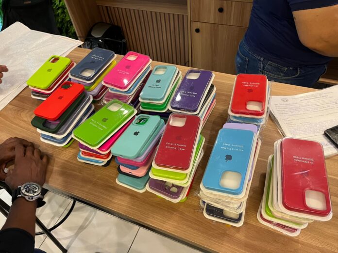 operacao-contra-pirataria-apreende-mais-de-200-celulares,-arma-de-fogo-e-roupas-falsificadas-em-salvador