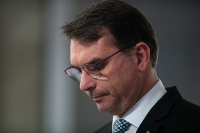 tarifaco:-flavio-se-manifesta-apos-haddad-reclamar-do-cla-bolsonaro