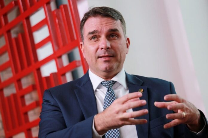 flavio-bolsonaro-rebate-mourao-por-fala-sobre-trump:-“errou”