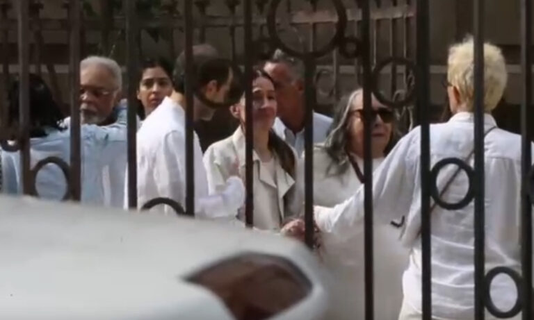 mae-de-preta-gil-surge-desolada-em-despedida-de-filha;-video