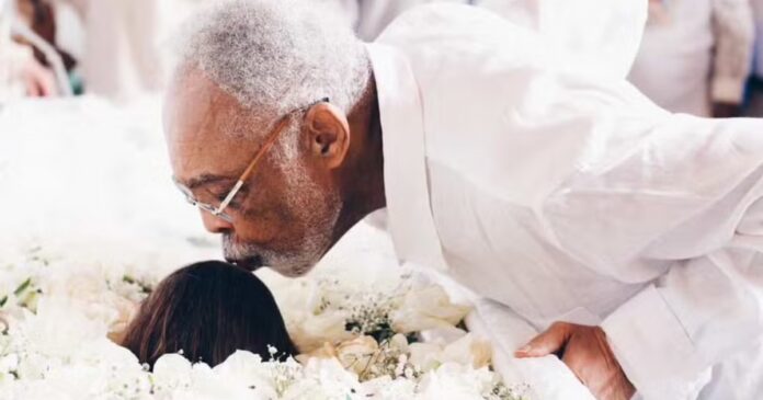 emocionado,-gilberto-gil-se-despede-de-preta-com-beijo-na-testa