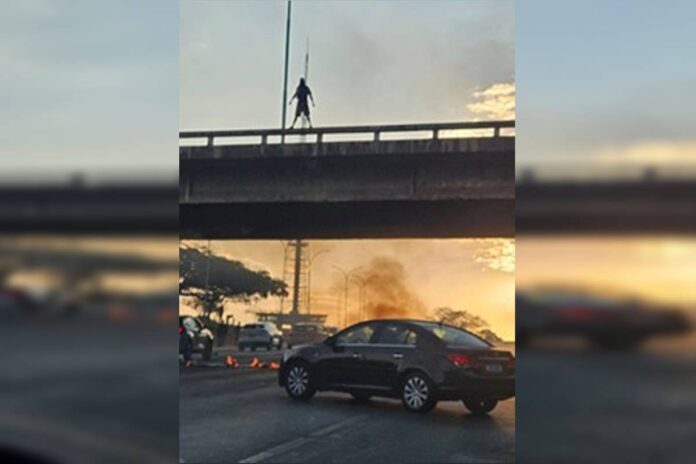 homem-e-preso-apos-incendiar-via-no-eixo-monumental-em-protesto.-veja