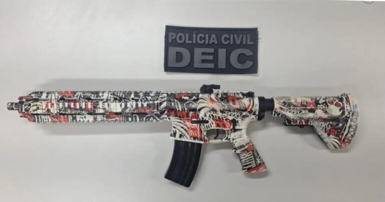 Jovem é detido com réplica de fuzil no meio da rua em Salvador