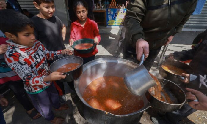 israel-autoriza-lancamentos-de-ajuda-e-envia-comida-por-paraquedas-a-gaza,-onde-crise-por-fome-se-agrava