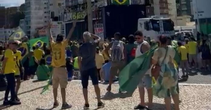 video:-apoiadores-de-bolsonaro-realizam-ato-por-“liberdade”-no-farol-da-barra,-em-salvador