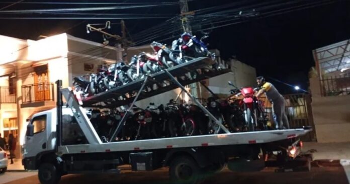 vinte-quatro-motos-e-1-bicicleta-sao-apreendidas-pela-pm-em-carreta-de-sao-cristovao-em-caetite