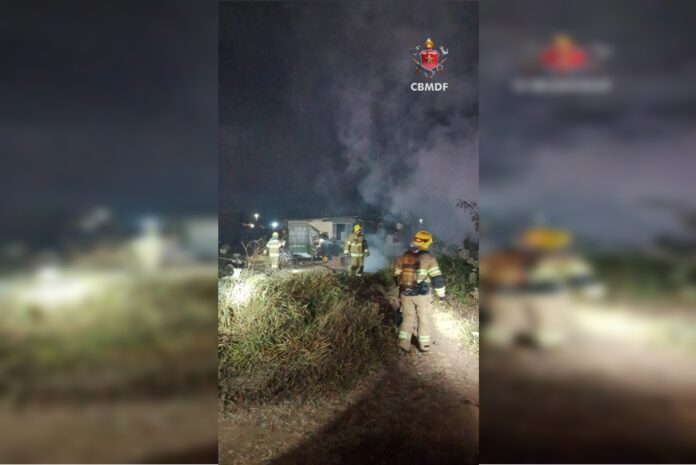 casa-fica-destruida-apos-ser-atingida-por-um-incendio-em-planaltina