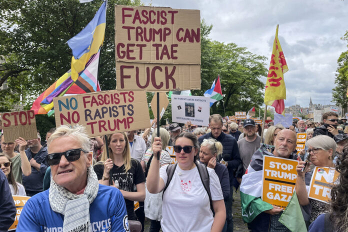manifestantes-protestam-contra-visita-de-trump-a-escocia:-‘nao-e-bem-vindo’ 