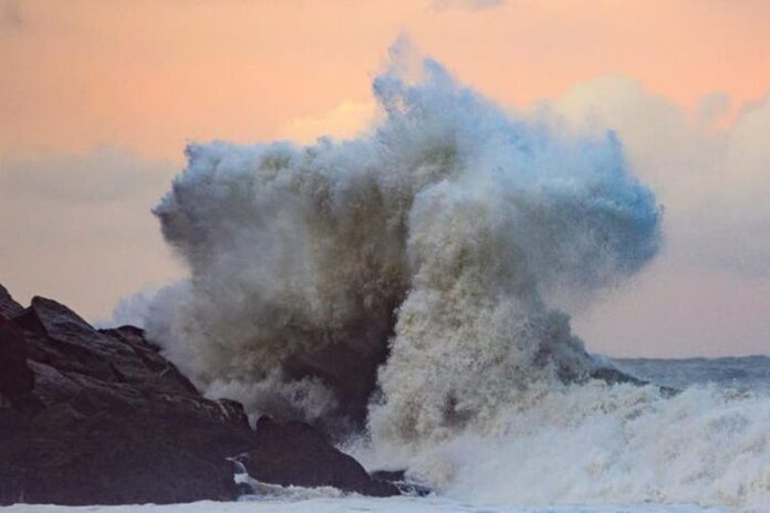 sc-tem-alerta-vermelho-para-ciclone-extratropical-com-ondas-de-ate-6m