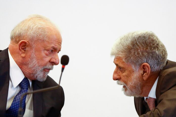 a-4-dias-do-tarifaco,-celso-amorim-provoca-trump-no-financial-times