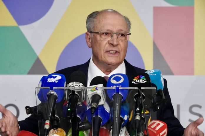 alckmin-negocia-com-eua-para-reverter-tarifa-e-responde-criticas-de-montadoras