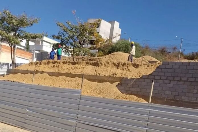 muro-de-obra-da-conder-orcada-em-r$-1,9-milhao-desaba-em-caetite;-video-registra-incidente