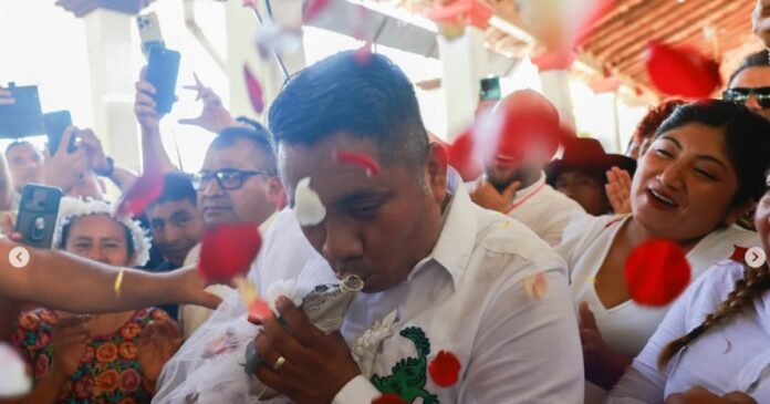 em-ritual-mexicano,-prefeito-se-casa-com-jacare-femea