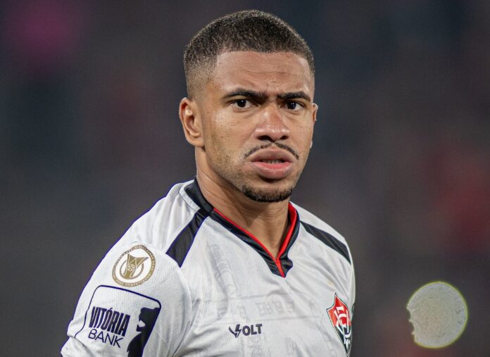 ex-vitoria-nao-se-firma-no-gremio-e-ainda-pode-trocar-de-time;-veja