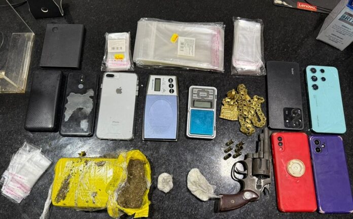 pm-frustra-acao-criminosa,-recupera-duas-motocicletas-roubadas-e-apreende-arma-e-drogas-em-eunapolis