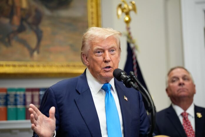 trump-volta-a-dizer-que-nao-deixara-ninguem-atacar-o-dolar-‘como-o-brics-faz’