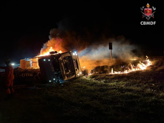 fotos:-caminhao-pega-fogo-apos-tombar-na-br-020,-no-distrito-federal
