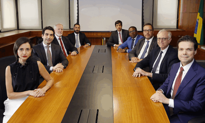 com-selic-a-15%,-brasil-segue-com-2o-maior-juro-real-do-mundo