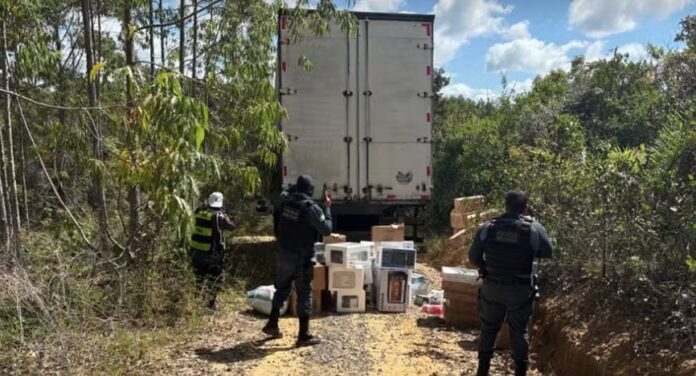 caminhoneiro-e-libertado-e-parte-da-carga-e-recuperada-apos-confronto-na-divisa-da-bahia-com-sergipe