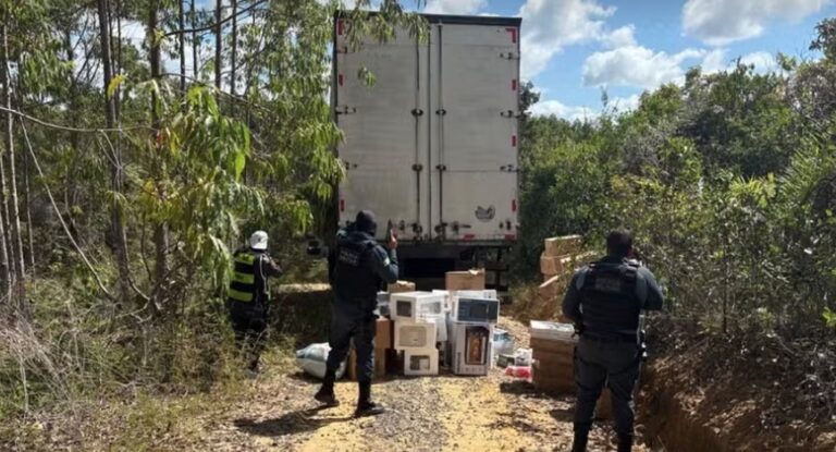 caminhoneiro-e-libertado-e-parte-da-carga-e-recuperada-apos-confronto-na-divisa-da-bahia-com-sergipe