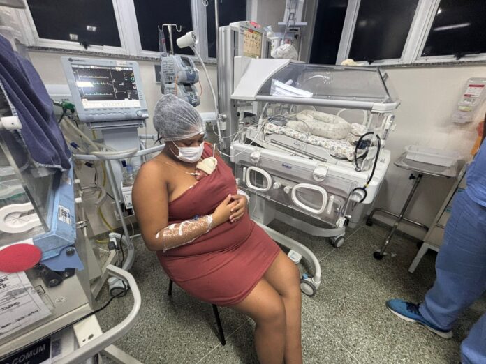 jovem-de-23-anos-tem-gestacao-rara-e-da-a-luz-a-quadrigemeos-em-maternidade-de-salvador