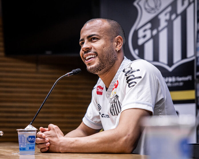 mayke-e-apresentado-no-santos-e-diz-estar-pronto-para-entrar-em-campo:-‘ajudar-com-experiencia’