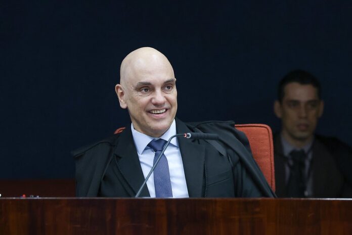 alexandre-de-moraes-vai-a-jogo-do-corinthians-e-faz-gesto-obsceno-no-dia-em-que-e-alvo-de-sancao-dos-eua