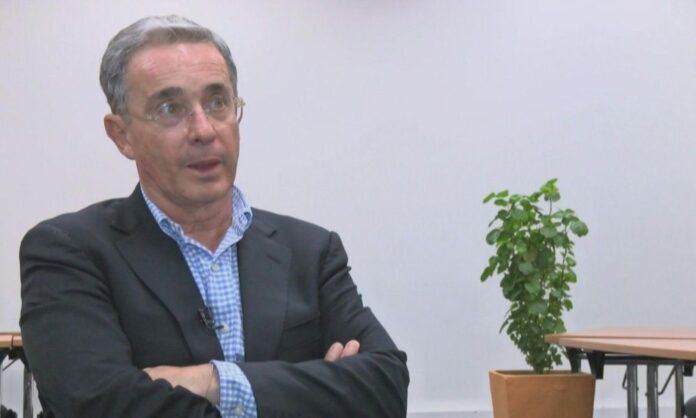 alvaro-uribe-recorre-a-‘oracao’-antes-de-apelar-de-sua-condenacao