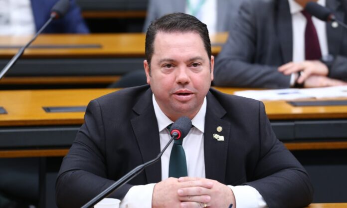 agro-aceita-tarifaco-para-garantir-anistia-a-bolsonaro,-diz-deputado