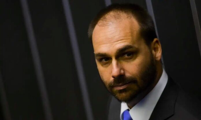 em-meio-a-tensoes-do-tarifaco,-deputado-sugere-homenagem-a-eduardo-bolsonaro-na-al-ba