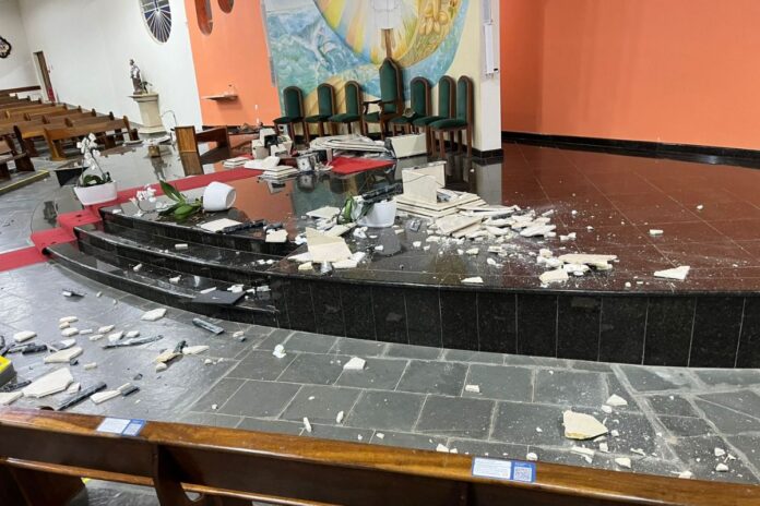 medico-e-detido-por-arrombar-porta-e-destruir-igreja-em-campinas.-veja