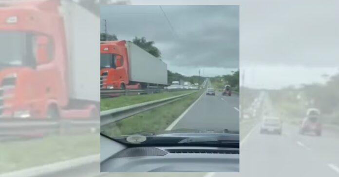 acidente-com-carreta-na-br-324,-proximo-a-amelia-rodrigues,-interdita-parcialmente-rodovia-e-deixa-transito-lento