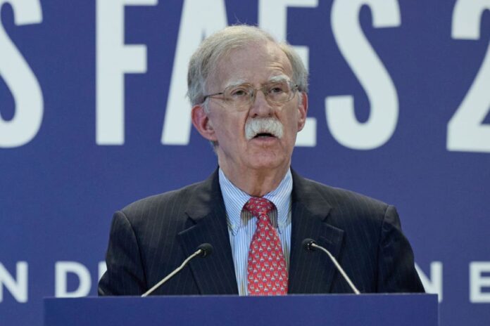 ex-conselheiro-de-trump-fala-que-mover-submarinos-“e-muito-arriscado”