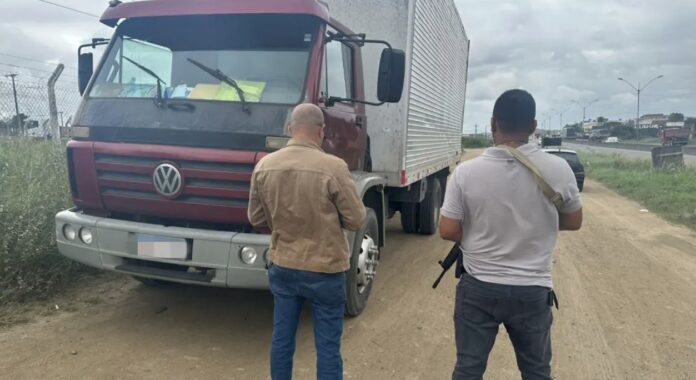 caminhao-roubado-em-salvador-e-localizado-pela-policia-civil-em-estrada-de-feira-de-santana