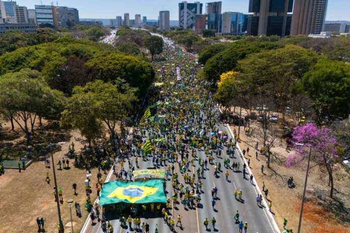 em-ato,-bolsonaristas-atacam-moraes:-“cabeca-de-ovo,-supremo-e-o-povo”