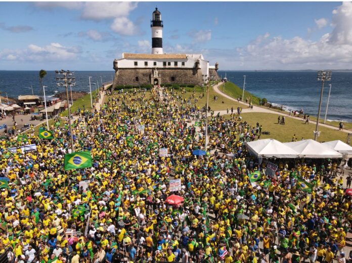 bolsonaristas-protestam-contra-moraes-no-farol-da-barra