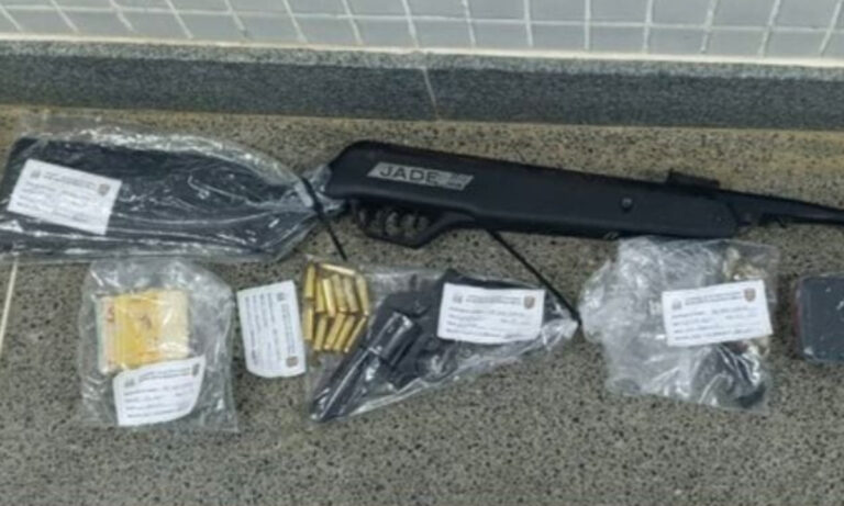 policia-recupera-carro-roubado-e-apreende-armas-em-irece