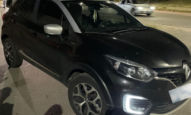 carro-roubado-e-recuperado-pela-policia-no-bom-jua,-em-salvador