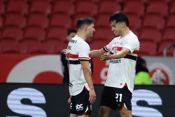 sao-paulo-bate-o-inter-no-beira-rio,-engata-quinta-vitoria-seguida-e-segue-‘lua-de-mel’-com-crespo