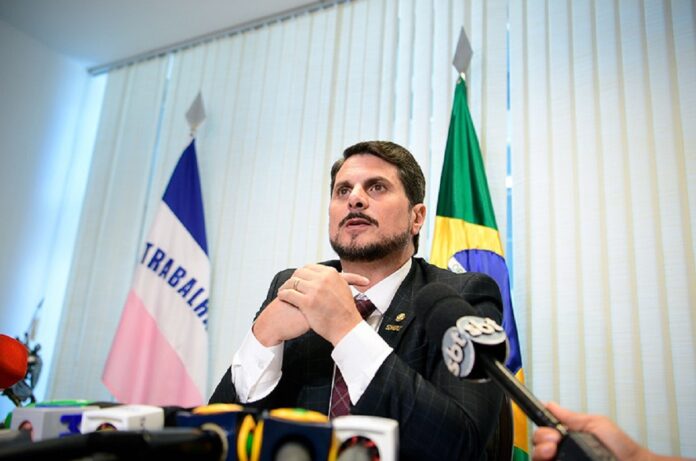 senador-e-alvo-da-pf-e-tera-que-usar-tornozeleira-eletronica