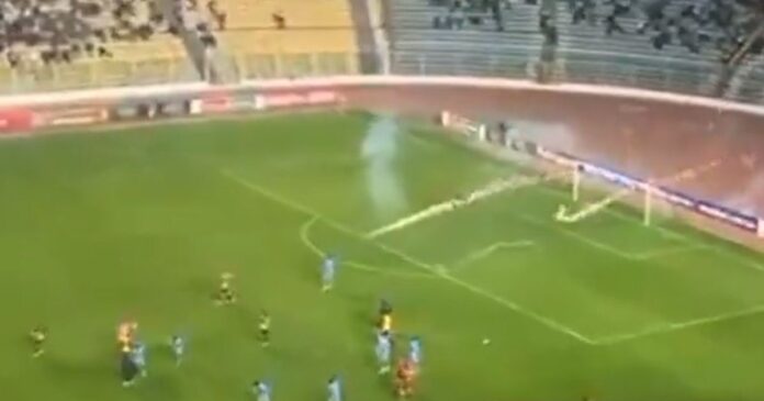 video:-jogador-e-atingido-por-rojao-lancado-por-torcedores-do-the-strongest-durante-jogo-na-bolivia
