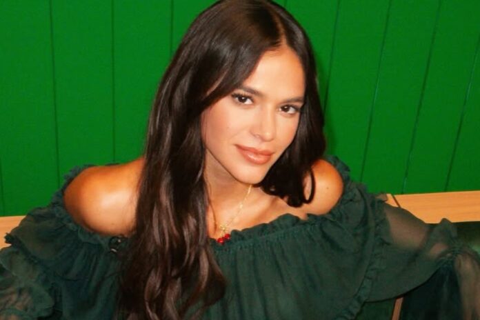 bruna-marquezine-faz-30-anos:-relembre-7-cabelos-e-penteados-da-atriz