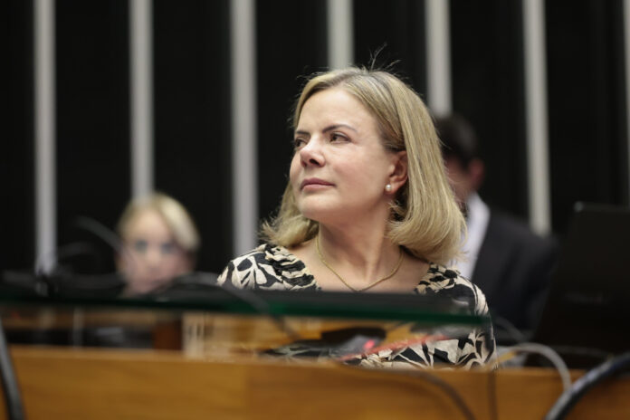 gleisi-rebate-criticas-de-uniao-brasil-e-pp-a-lula-sobre-sancoes-dos-eua