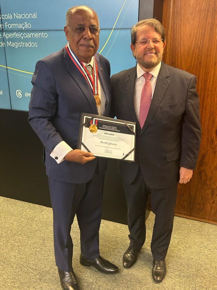 ministro-benedito-goncalves-recebe-medalha-do-merito-em-educacao-judicial-da-unicorp-tjba-em-brasilia