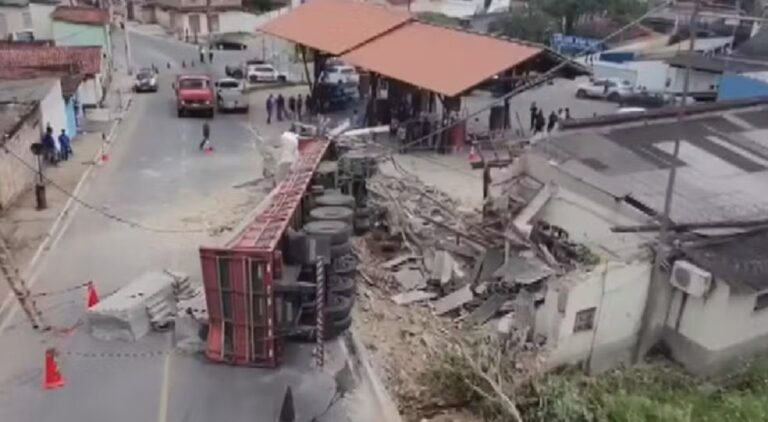 motorista-pula-de-carreta-apos-perder-controle-da-direcao-na-bahia